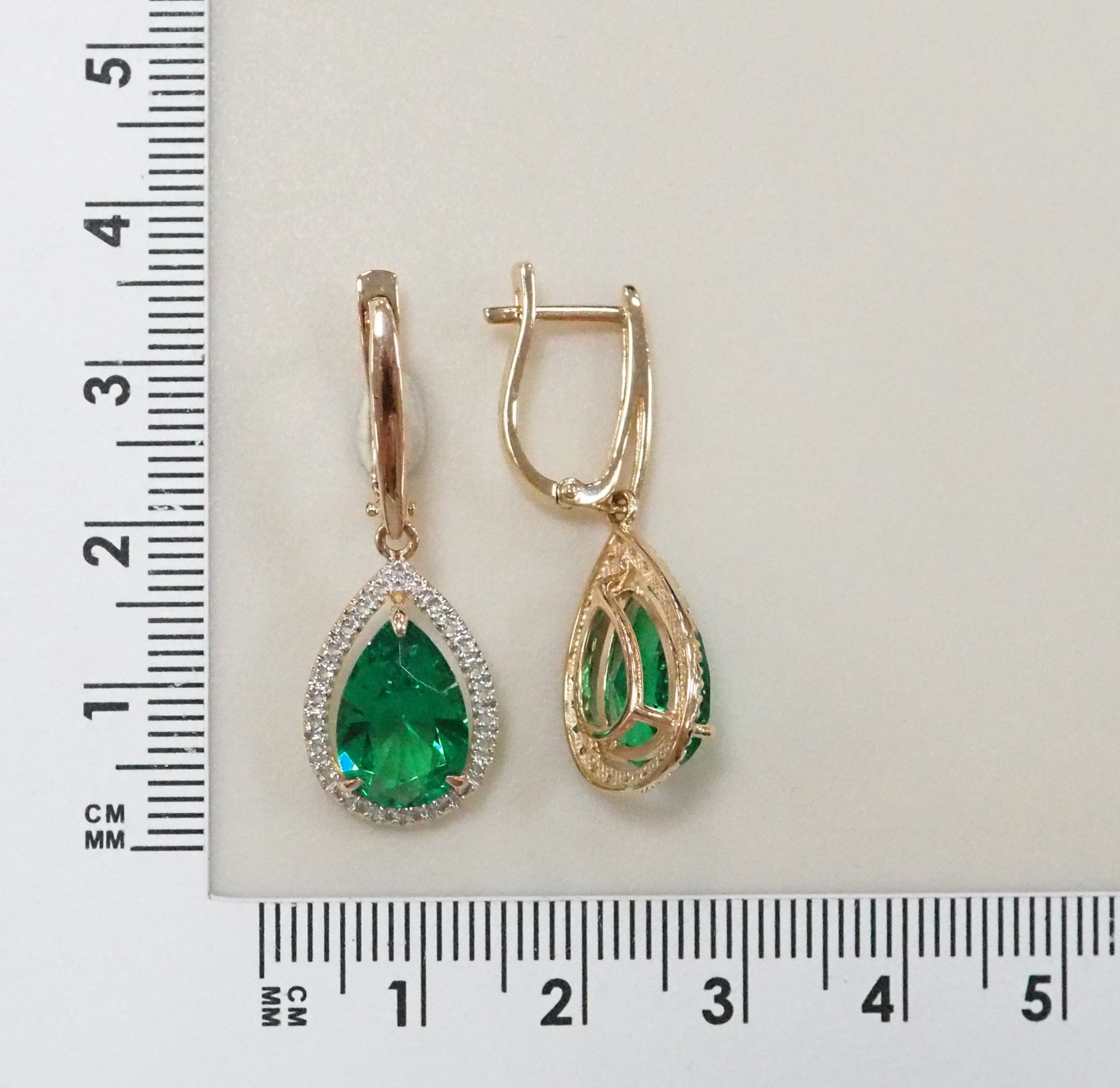 Серьги из золота с выращенными изумрудами